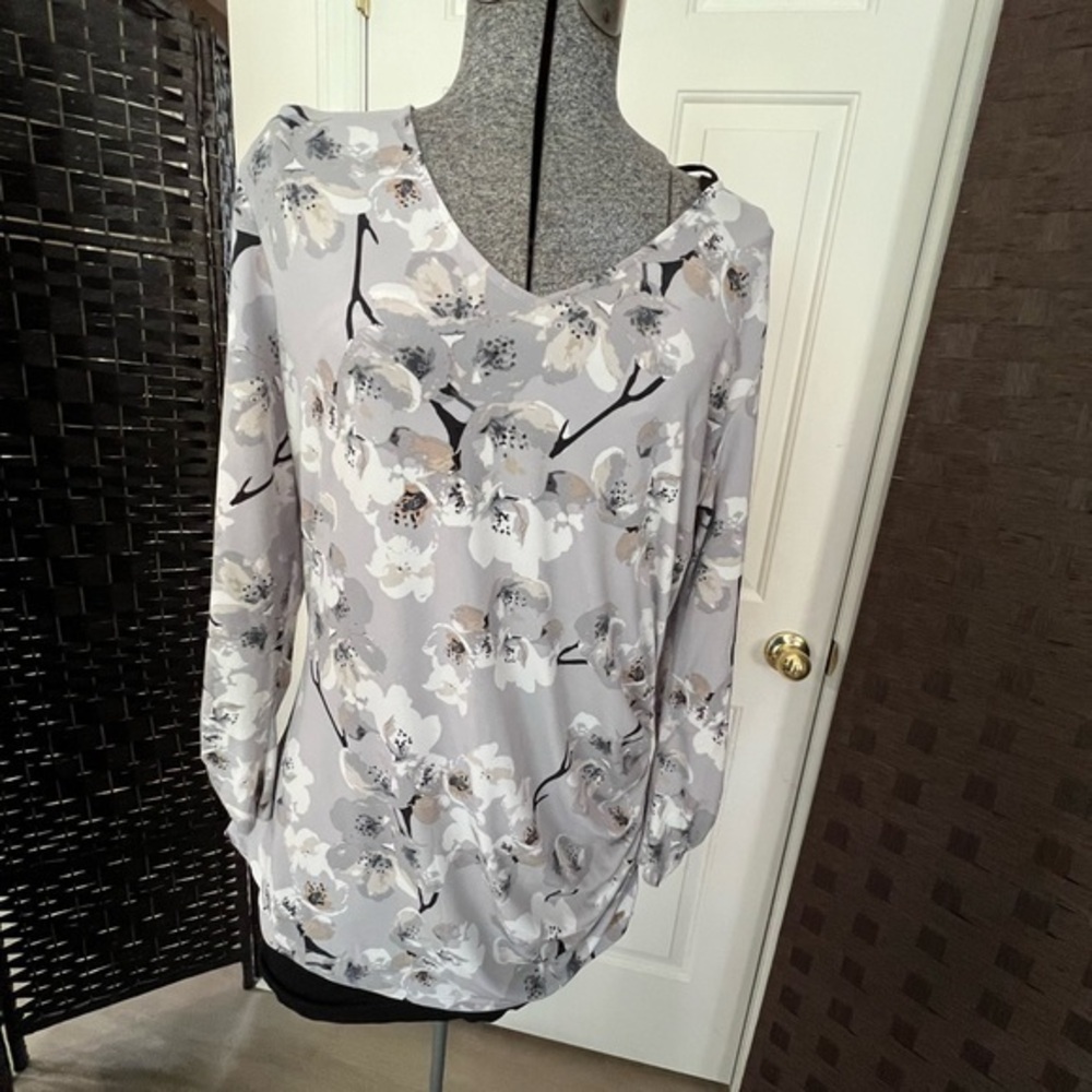 Calvin Klein floral top, no size tag, may fit medium-large
